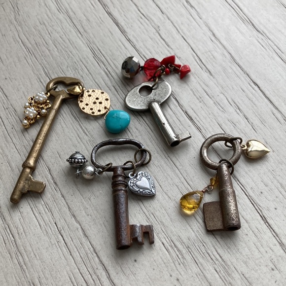 Skeleton keys with charms - Picture 2 of 5